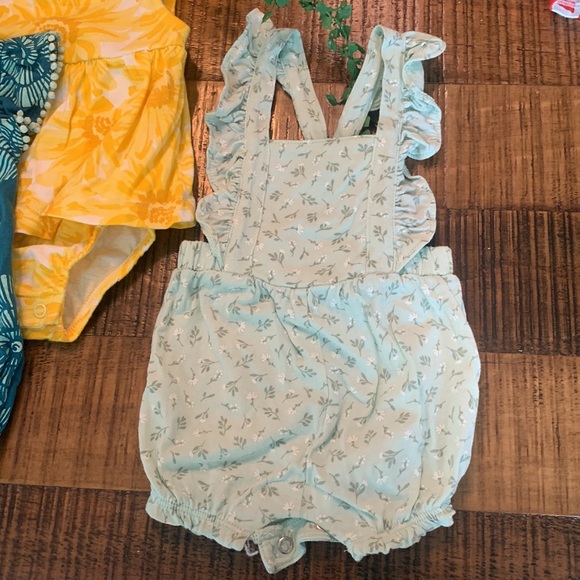 NEWBORN ROMPER PERFECT CONDITION - Picture 2 of 6